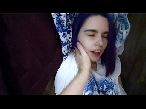 ❤️ Aimsíodh mo SIS sa closet agus chabhraigh sí cum ☑  Físeán gnéis  linn ️❤